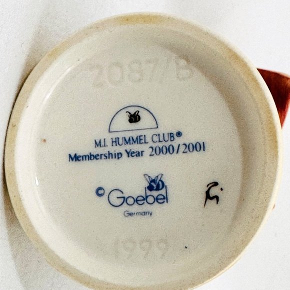 Goebel Hummel #2087/B  "Honor Student" TMK8 - Club Membership Edition - Picture 12 of 13